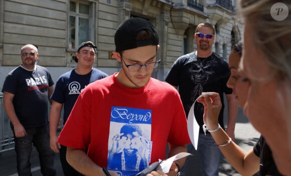 René-Charles Angélil (fils de Céline Dion) pose avec des fans devant l'hôtel Royal Monceau à Paris le 21 juillet 2017. 
