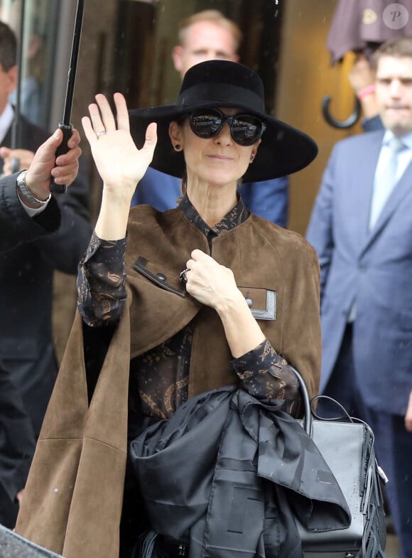 Exclusif - Céline Dion salue ses fans en quittant son hôtel parisien le 20 juin 2016. 