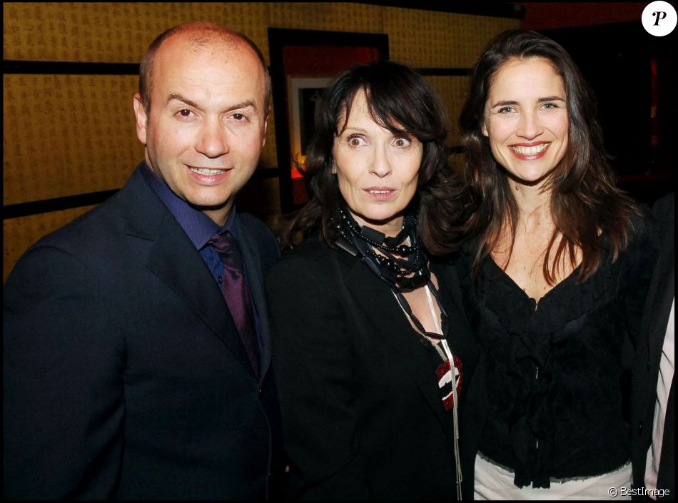 Thierry Klemeniuk, Chantal Lauby et Karine Lazard à l'after show de la pière "Regarde moi" en 2006 à Paris.