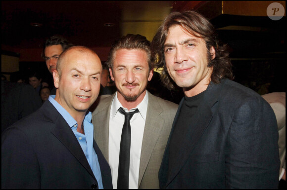 Sean Penn, Thierry Klemeniuk et Javier Bardem en soirée à Paris en 2005.