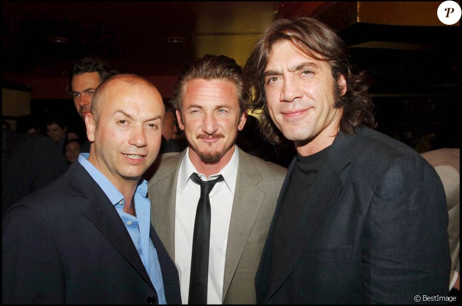 Sean Penn, Thierry Klemeniuk et Javier Bardem en soirée à Paris en 2005.