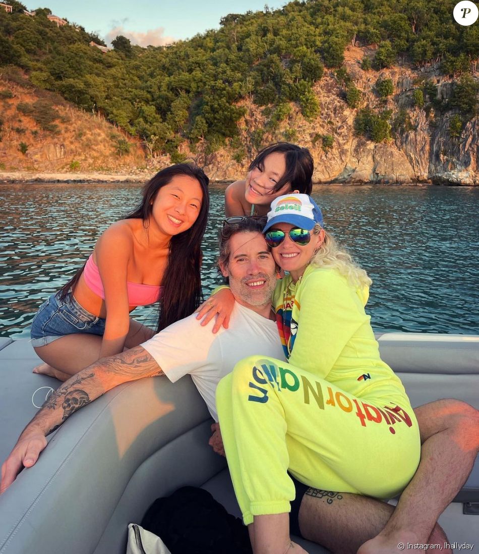 A l'ocassion de Noël, Laeticia Hallyday a publié une photo d'elle avec son compagnon Jalil Lespert et ses deux filles Jade et Joy. La photo avait été prise quelques jours aupravant, lors de leur voyage à Saint-Barthélemy pour le troisième anniversaire de la mort de Johnny.