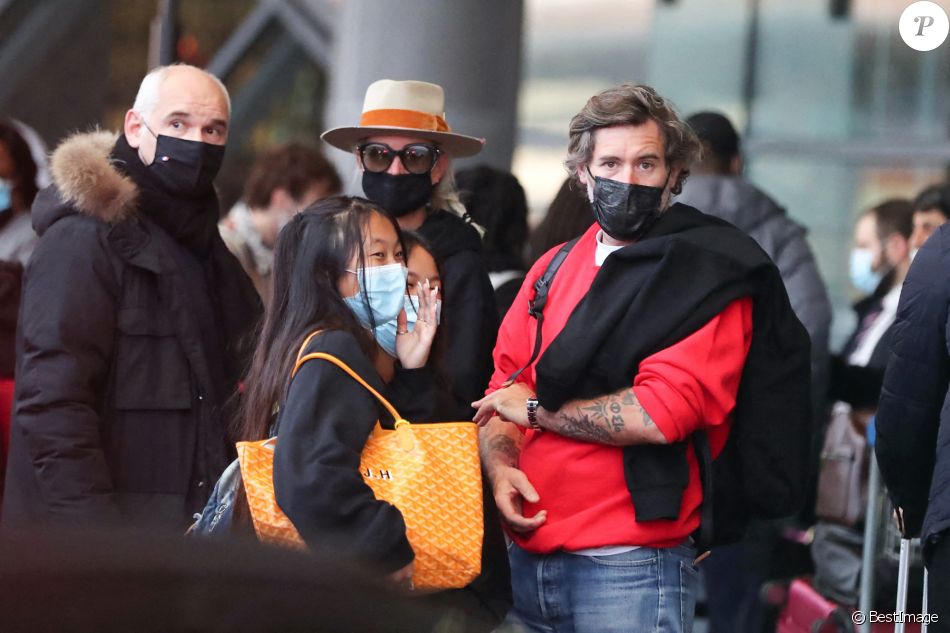 Exclusif - Laeticia Hallyday, ses filles Jade et Joy et son compagnon Jalil Lespert arrivent à Paris en provenance de Saint-Barthélemy, le 19 décembre 2020.