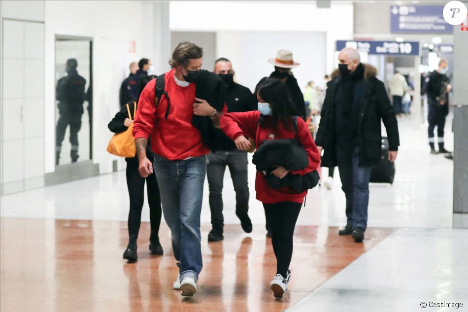 Exclusif - Laeticia Hallyday, ses filles Jade et Joy et son compagnon Jalil Lespert arrivent à Paris en provenance de Saint-Barthélemy, le 19 décembre 2020.