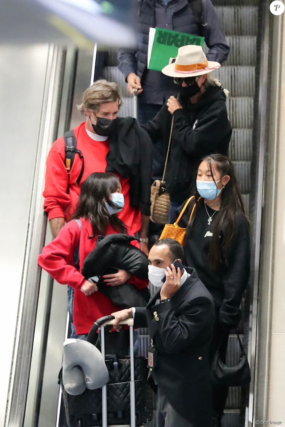 Exclusif - Laeticia Hallyday, ses filles Jade et Joy et son compagnon Jalil Lespert arrivent à Paris en provenance de Saint-Barthélemy, le 19 décembre 2020.