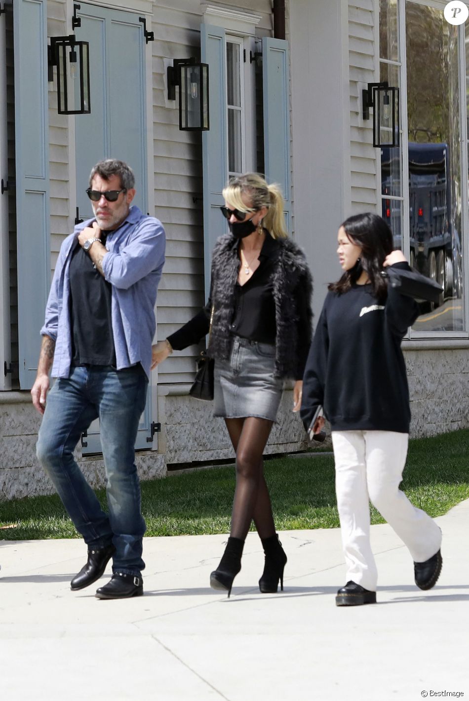 Exclusif - Laeticia Hallyday, Jalil Lespert et Joy se rendent dans leur nouvelle villa de Pacific Palisades pour superviser les préparatifs avec les architectes et décorateurs d'intérieur, pendant que des ouvriers s'occupent de refaire le trottoir devant la villa.