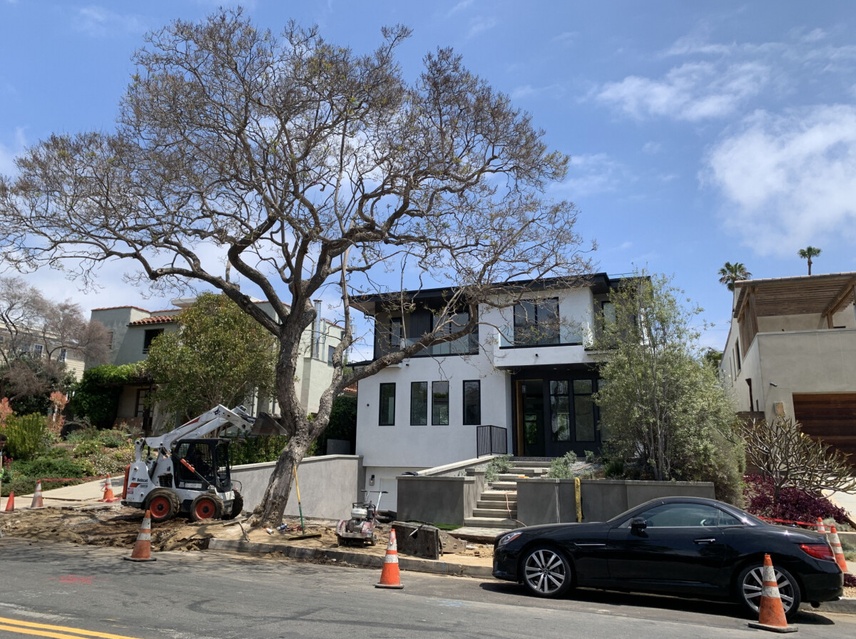 Photo : Exclusif - Laeticia Hallyday, Jalil Lespert et Joy se rendent dans  leur nouvelle villa de Pacific Palisades pour superviser les préparatifs  avec les architectes et décorateurs d'intérieur, pendant que des