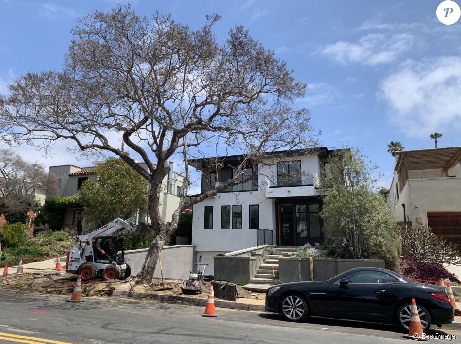Exclusif - Laeticia Hallyday, Jalil Lespert et Joy se rendent dans leur nouvelle villa de Pacific Palisades pour superviser les préparatifs avec les architectes et décorateurs d'intérieur, pendant que des ouvriers s'occupent de refaire le trottoir devant la villa. Puis le trio part à pieds pour déjeuner au Pacific Palisades Village.