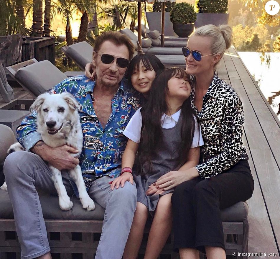 Johnny et Laeticia Hallyday dans leur maison de Pacific Palisades avec leurs filles Jade et Joy.