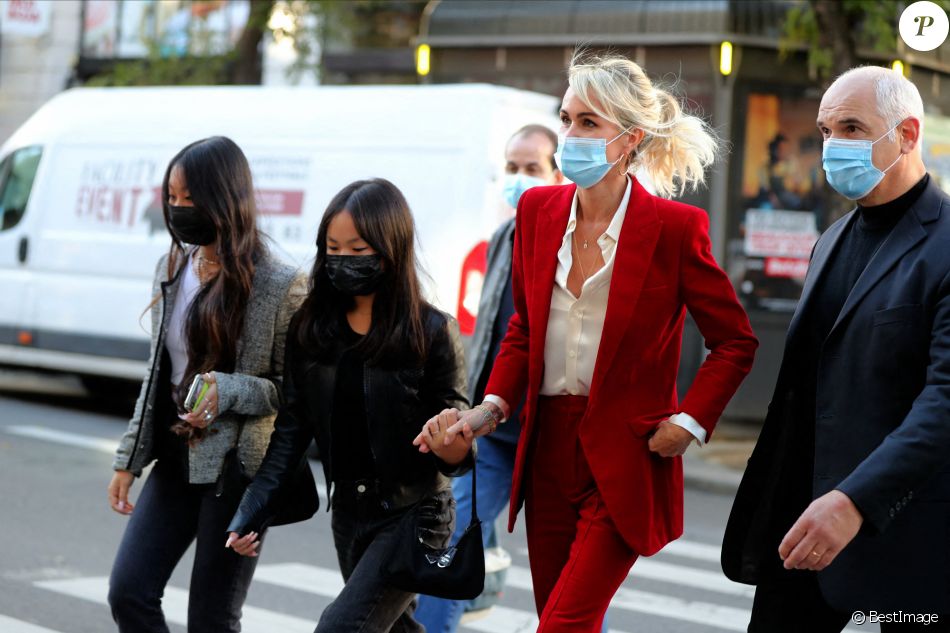 Exclusif - Laeticia Hallyday et ses filles Jade et Joy, son garde du corps Jimmy Refas - Arrivée à la journée Spéciale Johnny au Grand Rex "Son rève américain", pour la projection des documentaires "Johnny USA" et "A nos promesses". Le 21 octobre 2020