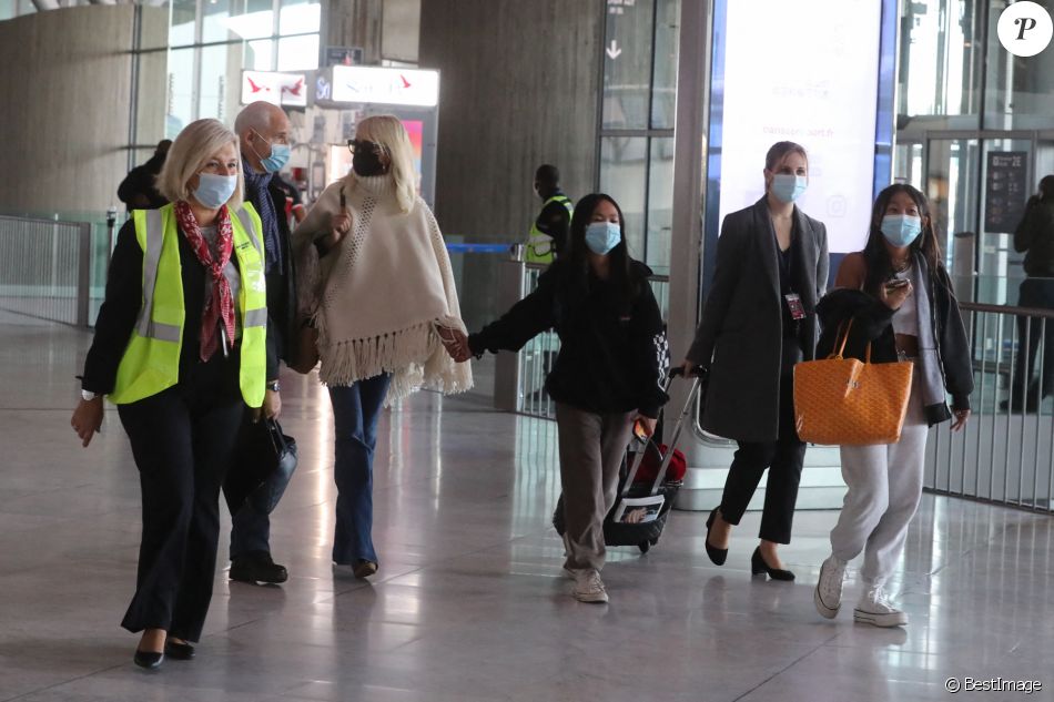 Exclusif - Laeticia Hallyday et ses filles Jade et Joy arrivent à l'aéroport de Roissy-Charles-de-Gaulle à Paris en provenance de Los Angeles, le 12 octobre 2020.