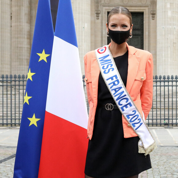 Amandine Petit lors de l'inauguration de l'exposition "109 Mariannes", devant le Panthéon, à Paris, France © Stéphane Lemouton/Bestimage