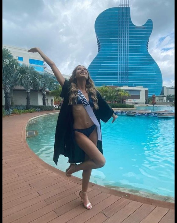 Amandine Petit en bikini au concours Miss Univers 2020, mai 2021