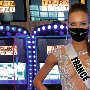 Amandine Petit en robe sexy pour une soirée casino, lors de Miss Univers 2020, en mai 2021