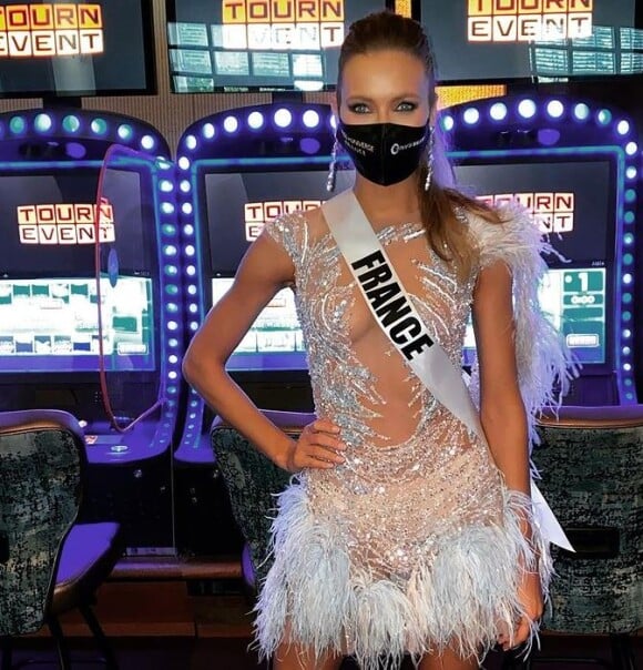 Amandine Petit en robe sexy pour une soirée casino, lors de Miss Univers 2020, en mai 2021