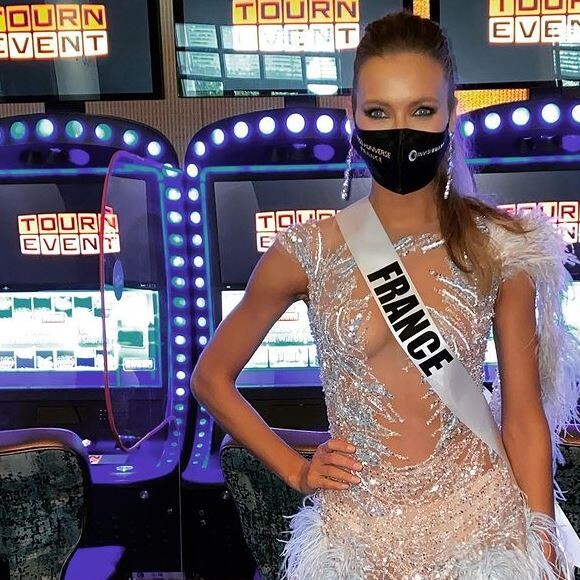 Amandine Petit en robe sexy pour une soirée casino, lors de Miss Univers 2020, en mai 2021