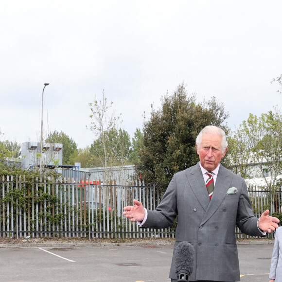 Le prince Charles visite le siège de BCB International, un fournisseur d'équipements de protection, médicaux et de défense, à Cardiff. Le 14 mai 2021.