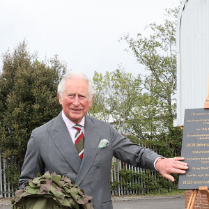 Le prince Charles visite le siège de BCB International, un fournisseur d'équipements de protection, médicaux et de défense, à Cardiff. Le 14 mai 2021.