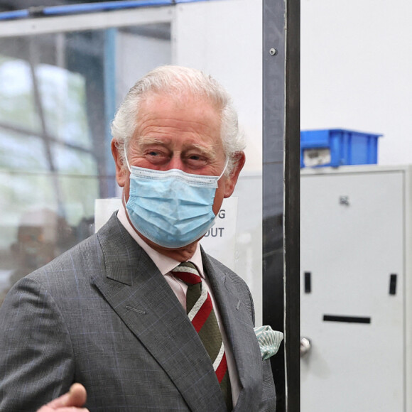 Le prince Charles visite le siège de BCB International, un fournisseur d'équipements de protection, médicaux et de défense, à Cardiff. Le 14 mai 2021.