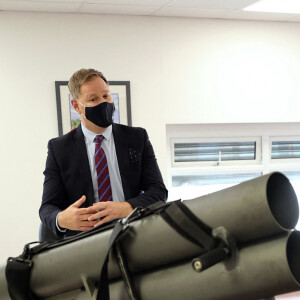 Le prince Charles visite le siège de BCB International, un fournisseur d'équipements de protection, médicaux et de défense, à Cardiff. Le 14 mai 2021.