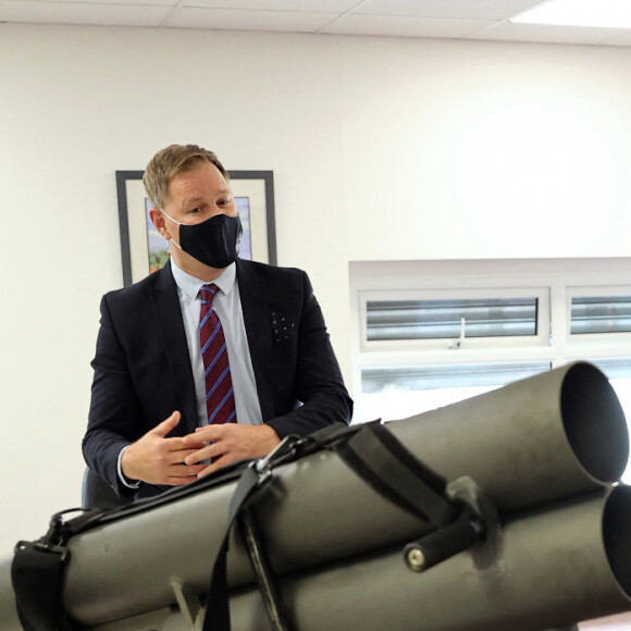 Le prince Charles visite le siège de BCB International, un fournisseur d'équipements de protection, médicaux et de défense, à Cardiff. Le 14 mai 2021.