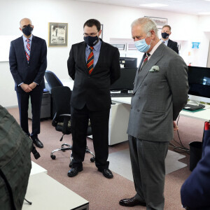Le prince Charles visite le siège de BCB International, un fournisseur d'équipements de protection, médicaux et de défense, à Cardiff. Le 14 mai 2021.