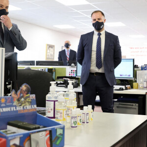 Le prince Charles visite le siège de BCB International, un fournisseur d'équipements de protection, médicaux et de défense, à Cardiff. Le 14 mai 2021.