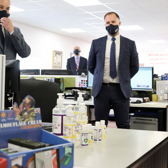 Le prince Charles visite le siège de BCB International, un fournisseur d'équipements de protection, médicaux et de défense, à Cardiff. Le 14 mai 2021.