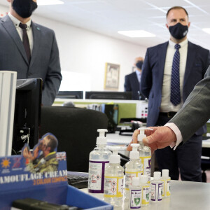 Le prince Charles visite le siège de BCB International, un fournisseur d'équipements de protection, médicaux et de défense, à Cardiff. Le 14 mai 2021.