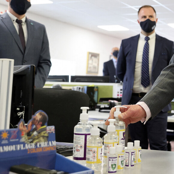 Le prince Charles visite le siège de BCB International, un fournisseur d'équipements de protection, médicaux et de défense, à Cardiff. Le 14 mai 2021.