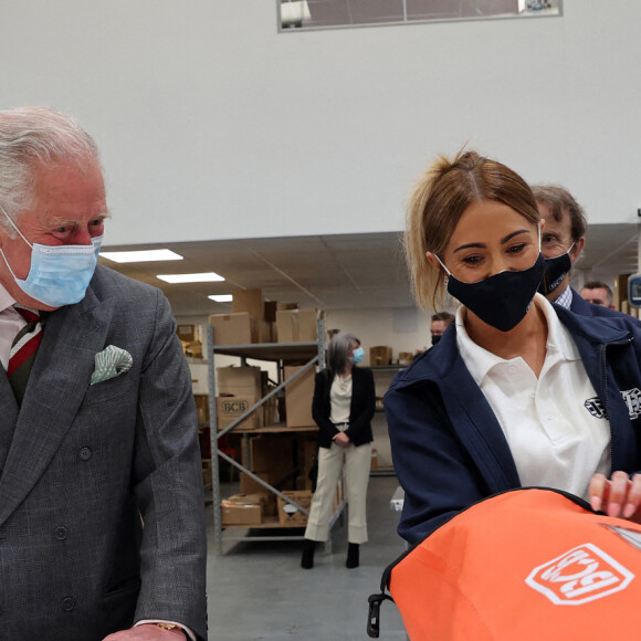Le prince Charles visite le siège de BCB International, un fournisseur d'équipements de protection, médicaux et de défense, à Cardiff. Le 14 mai 2021.