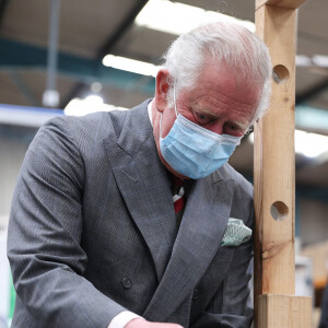 Le prince Charles visite le siège de BCB International, un fournisseur d'équipements de protection, médicaux et de défense, à Cardiff. Le 14 mai 2021.