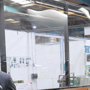 Le prince Charles visite le siège de BCB International, un fournisseur d'équipements de protection, médicaux et de défense, à Cardiff. Le 14 mai 2021.