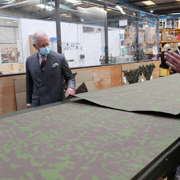Le prince Charles visite le siège de BCB International, un fournisseur d'équipements de protection, médicaux et de défense, à Cardiff. Le 14 mai 2021.