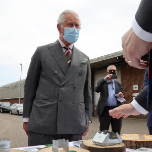 Le prince Charles visite le siège de BCB International, un fournisseur d'équipements de protection, médicaux et de défense, à Cardiff. Le 14 mai 2021.