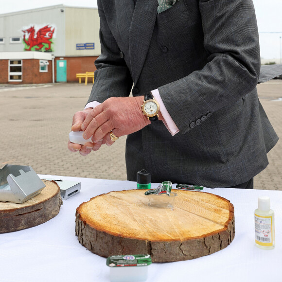 Le prince Charles visite le siège de BCB International, un fournisseur d'équipements de protection, médicaux et de défense, à Cardiff. Le 14 mai 2021.