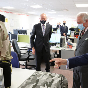 Le prince Charles visite le siège de BCB International, un fournisseur d'équipements de protection, médicaux et de défense, à Cardiff. Le 14 mai 2021.