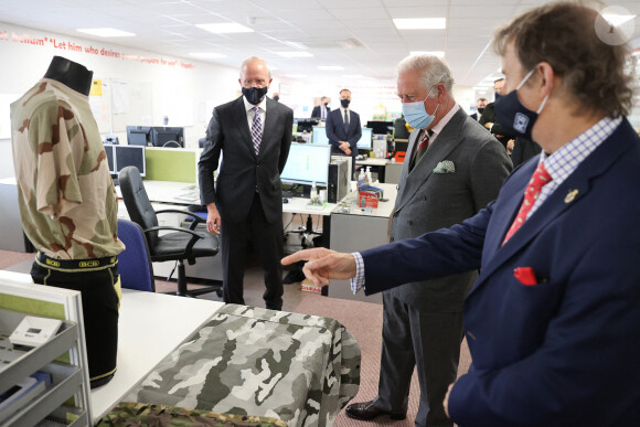 Le prince Charles visite le siège de BCB International, un fournisseur d'équipements de protection, médicaux et de défense, à Cardiff. Le 14 mai 2021.