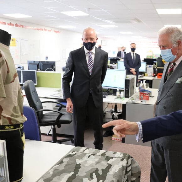 Le prince Charles visite le siège de BCB International, un fournisseur d'équipements de protection, médicaux et de défense, à Cardiff. Le 14 mai 2021.