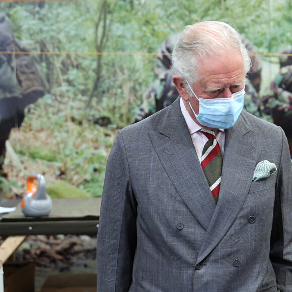 Le prince Charles visite le siège de BCB International, un fournisseur d'équipements de protection, médicaux et de défense, à Cardiff. Le 14 mai 2021.