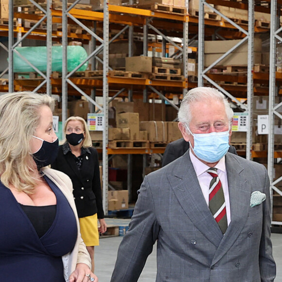 Le prince Charles visite le siège de BCB International, un fournisseur d'équipements de protection, médicaux et de défense, à Cardiff. Le 14 mai 2021.