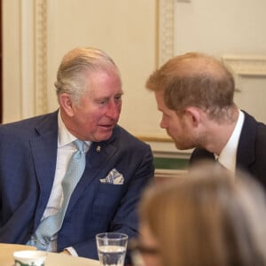 Interrogé sur les propos de son fils Harry, le prince Charles a préféré ignorer la question d'un journaliste lors d'une visite officielle.