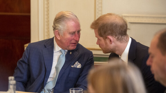 Prince Charles : Roi de l'esquive, il ignore complètement les propos de son fils Harry