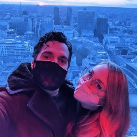 Henry Cavill et sa petite amie Natalie Viscuso, masqués.