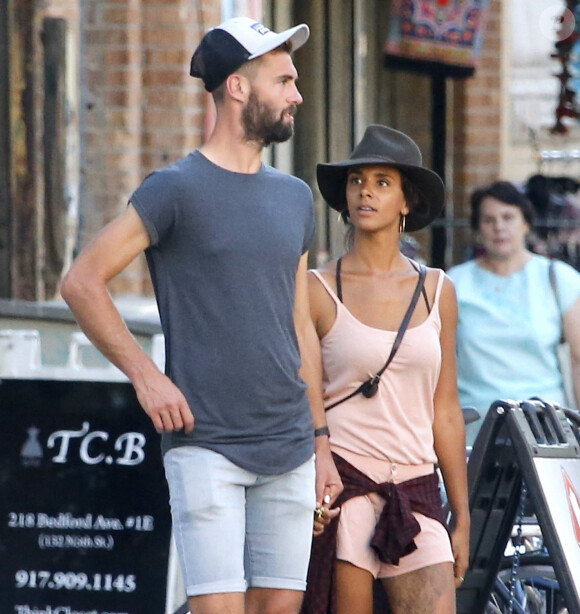 Semi-Exclusif - Benoît Paire et sa compagne Shy'm se promènent dans les rues de Brooklyn à New York, le 23 août 2016.