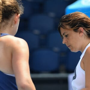 La lettonne Jelena Ostapenko et sa coach Marion Bartoli lors d'un entraînement à l'Open d'Australie de tennis à Melbourne, Australie, le 21 janvier 2020. © Chryslene Caillaud/Panoramic/Bestimage