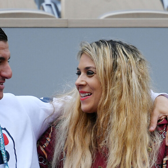 Exclusif - Marion Bartoli et son compagnon le joueur de football belge Yahya Boumediene s'embrassent dans les tribunes des Internationaux de France de Tennis de Roland Garros à Paris, le 22 Mai 2019.