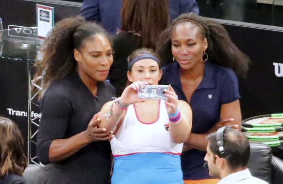 Serena Williams, Marion Bartoli et Venus Williams font des selfies au Madison Square Garden à New York City, New York, Etats-Unis, le 5 march, 2018.