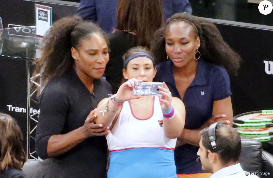 Serena Williams, Marion Bartoli et Venus Williams font des selfies au Madison Square Garden à New York City, New York, Etats-Unis, le 5 march, 2018.