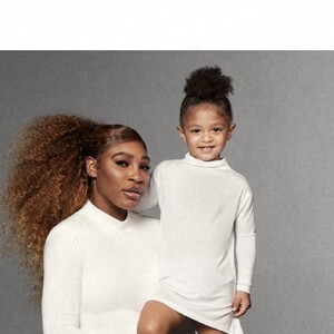 Serena Williams pose avec Alexis Olympia Ohanian,sa fille de trois ans pour la nouvelle campagne Printemps été 2021 de Stuart Weitzman.